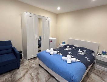 Royal Modern Studio Heathrow London 5