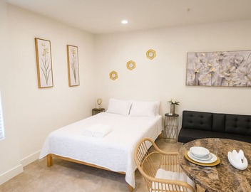 Charming! Studio · Free Parking · Pool · Gym · Hot Tub · BBQ 2
