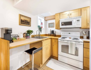 Artist’s 750sqft 2BR Basement – Maple Leaf Park 5