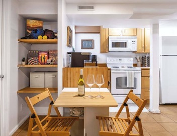 Artist’s 750sqft 2BR Basement – Maple Leaf Park 3
