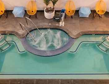 Minutes Away from The Venice Beach Drum Circle! Heated Outdoor Pool, Bike Rental 3