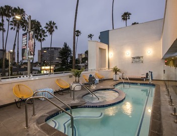 Minutes Away from The Venice Beach Drum Circle! Heated Outdoor Pool, Bike Rental 2