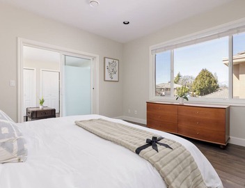Stylish Ensuite with Living Room in Luxury House 3