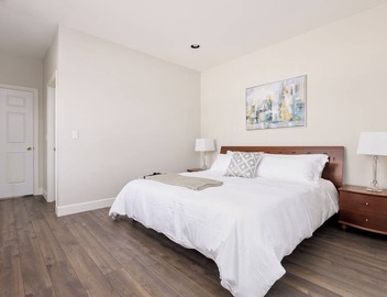 Stylish Ensuite with Living Room in Luxury House 2