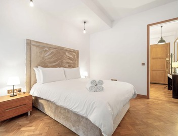 Spacious Fitzrovia Retreat with A/C 3