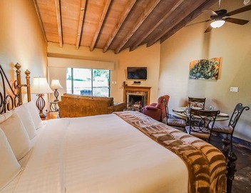 Studio w/Jetted Tub & Fireplace in Sedona 2