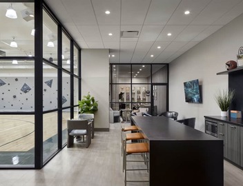 Luxury 2-Bedroom Suite w/Balcony, Pools, Gym & More in Seattle's Heart! 2
