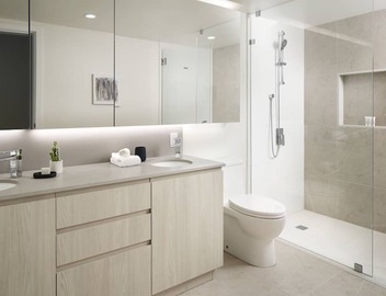 Luxury 2-BR Suite in South Lake Union: Pools, Gym, Kitchen, & Balcony 4
