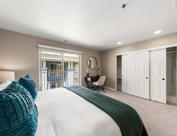 Carnelian Calm' Beach Retreat Rooftop Pool Access, BBQ 1 Block to Beach, Parking 3
