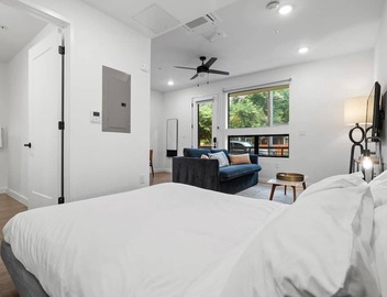 Prime DT ATX Studio | Mins to Rainey St | Patio 3