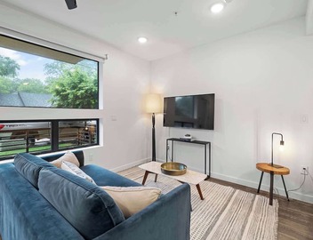 Prime DT ATX Studio | Mins to Rainey St | Patio 4