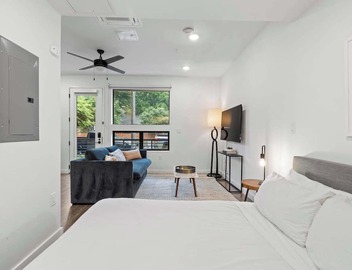 Prime DT ATX Studio | Mins to Rainey St | Patio 2
