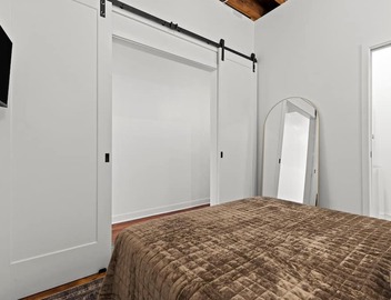 Oak St. Loft #2 - 1 Bedroom Walkable to T-Mobile, P&L, Streetcar + Pkg 3