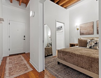 Oak St. Loft #2 - 1 Bedroom Walkable to T-Mobile, P&L, Streetcar + Pkg 2