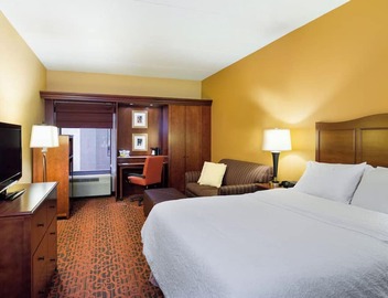 Comfortable Room Near I-76 with Free Breakfast – Perfect for Leisure and Work 4