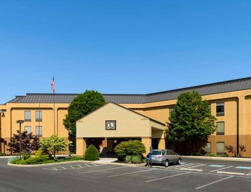 3 Cozy Rooms with Free Breakfast – Ideal Location for Military Family Visits 4