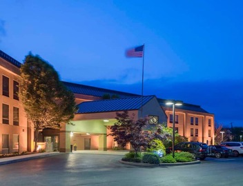 3 Cozy Rooms with Free Breakfast – Ideal Location for Military Family Visits 3