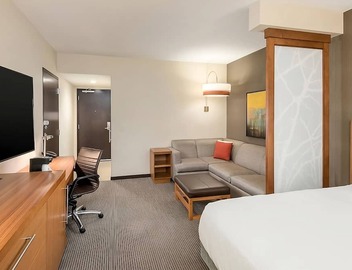 3 Comfortable Units, Comes with 24 Hour Gym! Minutes walk to Peace Center 4