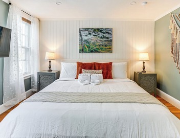Walk to Constitution Beach: Mid-Century Boston Gem 4