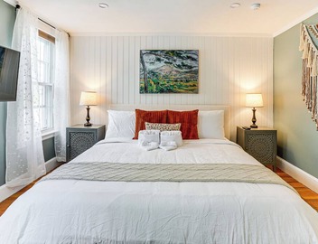 Walk to Constitution Beach: Mid-Century Boston Gem 2