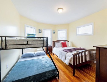 Large 4BR Apt near Marina Bay Easy Access to I-93 Family Summer Retreat 90/3 5