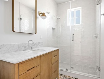 2 bedroom - WiFi, AC, garaged off-street parking with EV Charger. 3