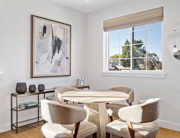 2 bedroom - WiFi, AC, garaged off-street parking with EV Charger. 2