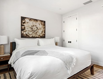 2 bedroom - WiFi, AC, garaged off-street parking with EV Charger. 5