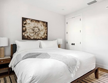 2 bedroom - WiFi, AC, garaged off-street parking with EV Charger. 2