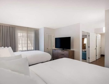 Home Away From Home - Spacious Suite with Living Space | Outdoor Pool 3
