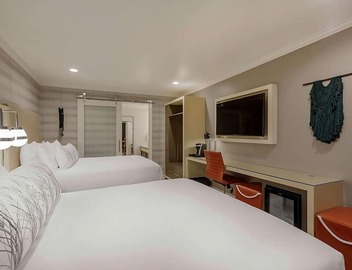 Amazing Stay! Four Great Units/8 Queen Beds, Central Location, Free Parking 5
