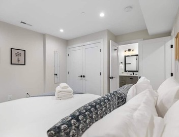 Central 2-BR City Sanctuary - Commuter-Friendly 5
