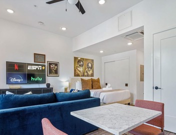 Vibrant Austin Studio | Balcony + Parking + Wi-Fi 2