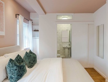 Charming 1-bedroom apartment in beautiful Broadway Market with WiFi 5