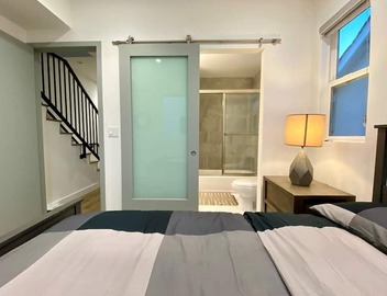 Sleek Townhouse Getaway + Private Rooftop Deck 🍹 5