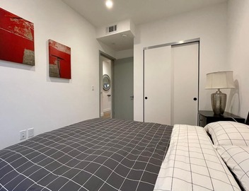 Sleek Townhouse Getaway + Private Rooftop Deck 🍹 2