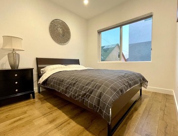 Sleek Townhouse Getaway + Private Rooftop Deck 🍹 4