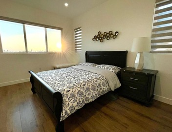 Sleek Townhouse Getaway + Private Rooftop Deck 🍹 3