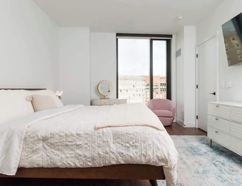 Back-Bay 2BR Condo w Roof top, Gym, Parking 4