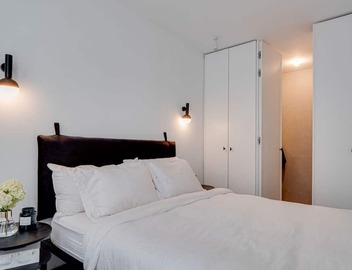 Stylish 3-room apartment with AC, situated in the vibrant De Pijp district. 2
