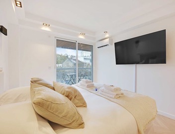 Charming Apt with AC & balcony 2