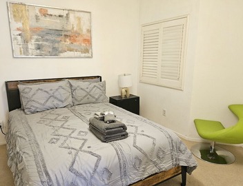 Private condo with cozy beach vibes in Venice! 3