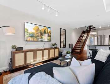 Sleeps 10, 3bed/3bath + outdoor space + subway 3