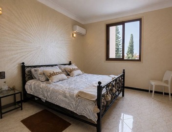 Serene Villa Apartment: 4 Bedrooms with Private Pool & Garden only for geusts 4