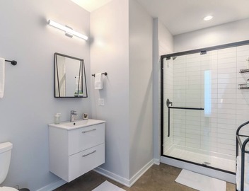 Modern Deluxe Studio Suite in lovely Oak Park! 5