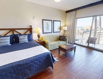 Gulf Views Studio unit across the street from beach and Sharky's 4