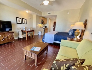 Gulf Views Studio unit across the street from beach and Sharky's 5