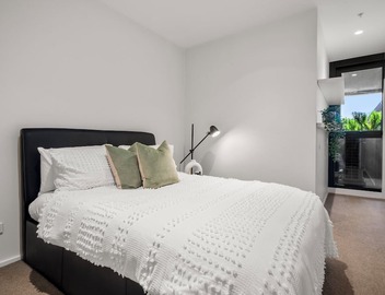 Luxury 2B2B Albert Park Lakeside Apartment w/Car Park, Pool, Sauna & Gym 4
