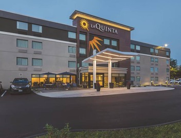 Spacious Queen Suite, La Quinta, Shuttle Service, Minutes to The Arts District 3
