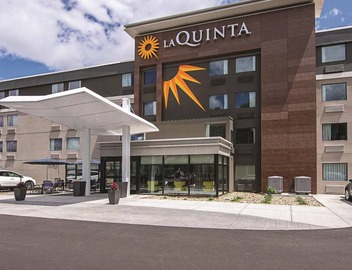Central Room in Portland | Couple Stay w/Complimentary Breakfast 4